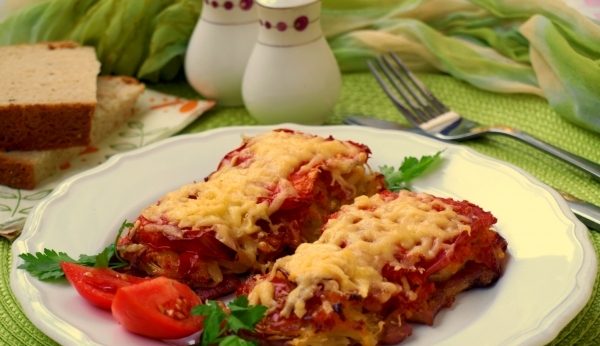 Запеченное мясо в духовке из свинины с картофелем и грибами