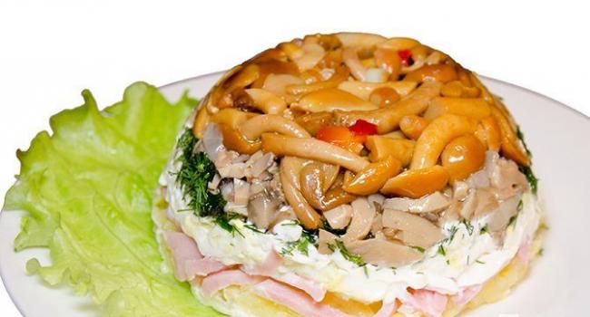 Лесная поляна — салат с опятами и копченой курицей