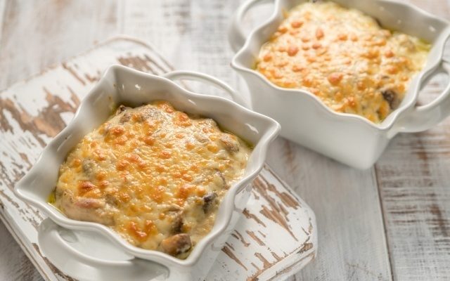 Курица с шампиньонами в духовке со сметаной