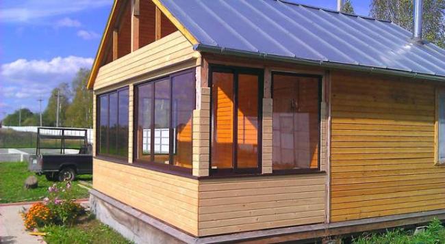 Баня с закрытой веранда и летней кухней Баня с закрытой верандой