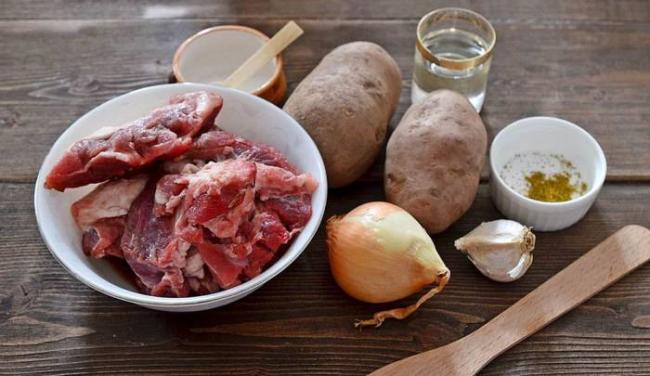 Ингредиенты для приготовления тутырмы с мясом и картофелем Баранина, картофель и лук