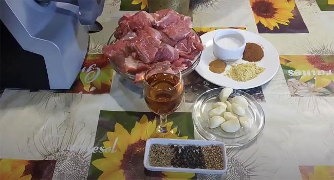 Ингредиенты для приготовления суджука Баранина, коньяк и специи