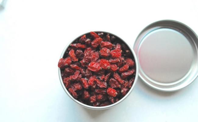Хранение сушёного барбариса в жестяной банке Барбарис в банке