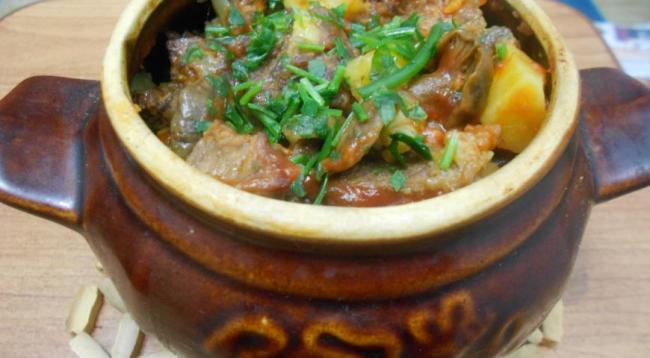 Жаркое в горшочке с грибами и говядиной, пошаговый рецепт с фото