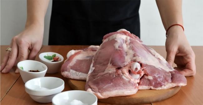 Ингредиенты для приготовления ветчины из бедра индейки Бедро индейки и специи