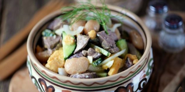 Рецепт: Салат из куриной печени с консервированной фасолью