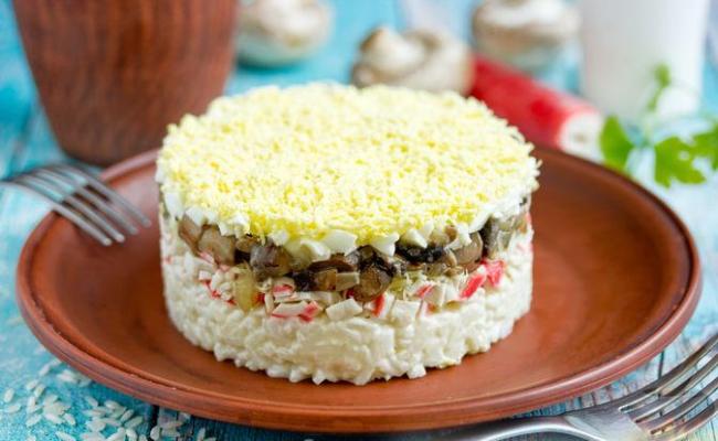 Салат с крабовыми палочками и жареными шампиньонами
