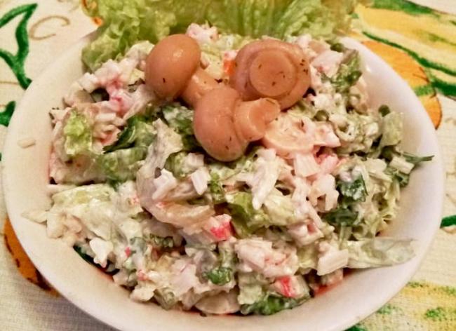 Салат с крабовыми палочками и жареными шампиньонами