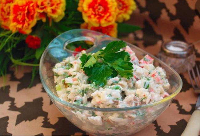 Салат с крабовыми палочками и жареными шампиньонами