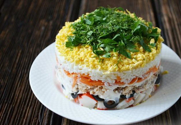 Салат с крабовыми палочками и жареными шампиньонами