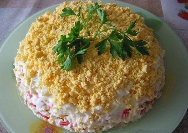 Салат с крабовыми палочками и жареными шампиньонами