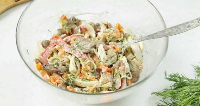 Салат с крабовыми палочками и жареными шампиньонами