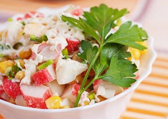 Салат с крабовыми палочками и жареными шампиньонами