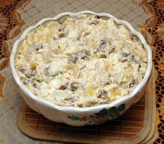 Салат с маринованными грибами и картошкой