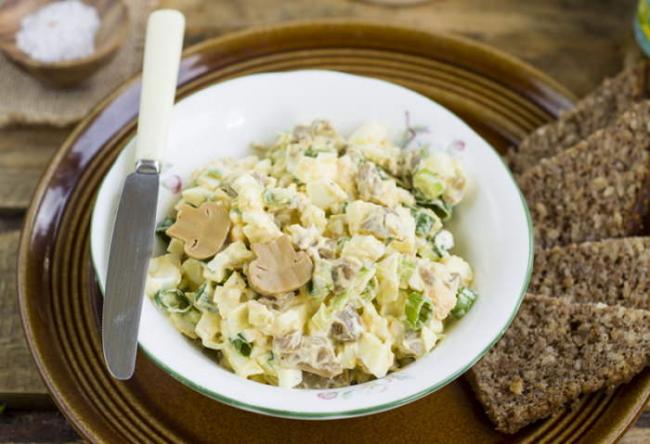 Салат с маринованными грибами и картошкой
