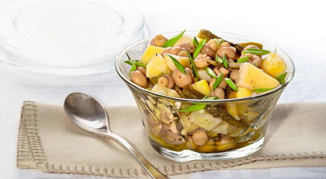 Салат с маринованными грибами и картошкой