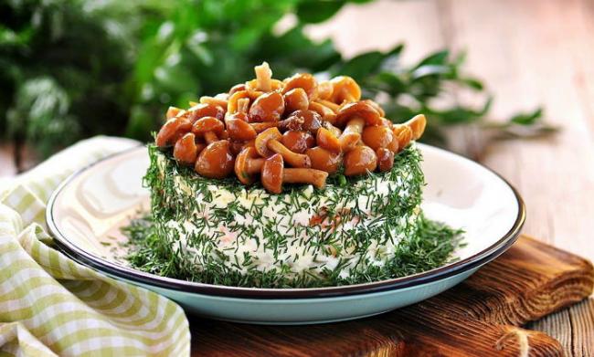 Салат с маринованными грибами и картошкой