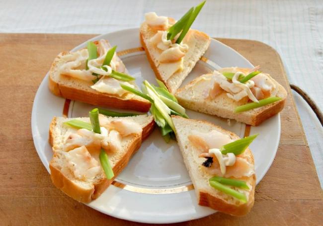 Бутерброды с копчёной масляной рыбой Бутерброды с масляной рыбой