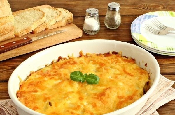 Запеченное мясо в духовке из свинины с картофелем и грибами