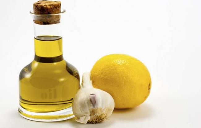 Ингредиенты для приготовления чесночного маринада Чеснок, лимон и масло