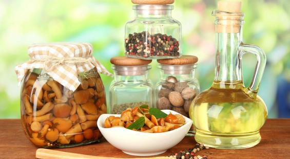 Храните банки с маринованными грибами, закрытые пластиковыми крышками