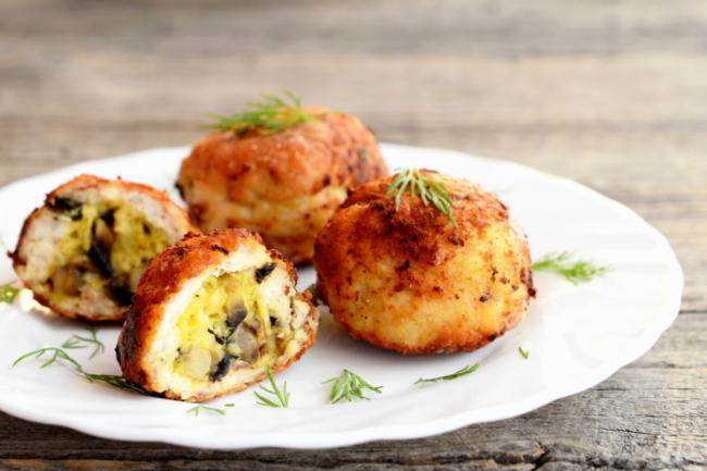 Отбивные с грибами, курицей и сыром