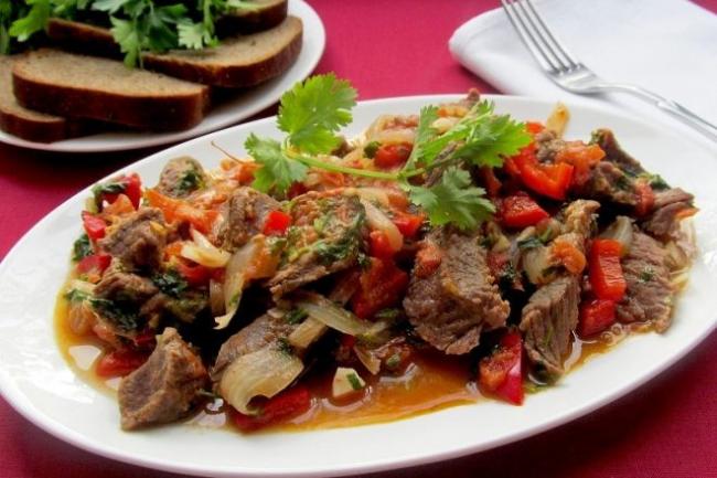 Тушеная свинина с грибами и болгарским перцем, рецепт с фото — Вкусо.ру