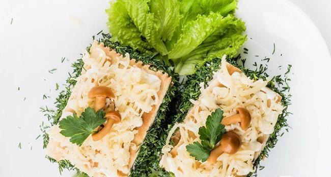 Лесная поляна — салат с опятами и копченой курицей