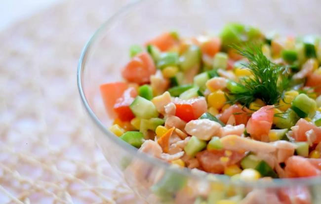 Готовый диетический салат из копчёной курицы и сухариков Диетический салат из копчёной курицы и сухариков