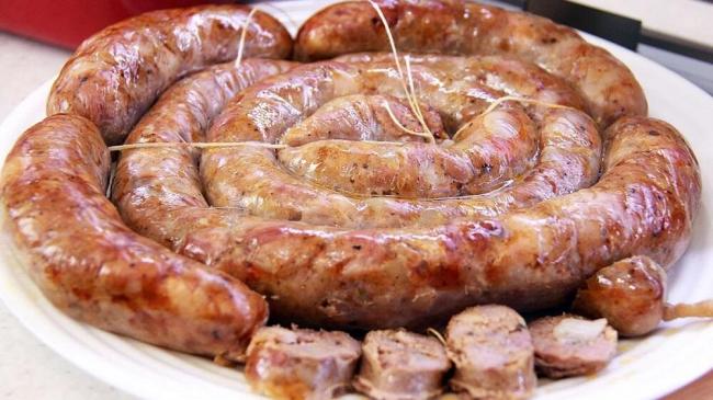 Скрученная колбаса из свинины Домашняя свиная колбаса
