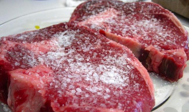 Посоленное мясо Два куска мяса с крупной солью
