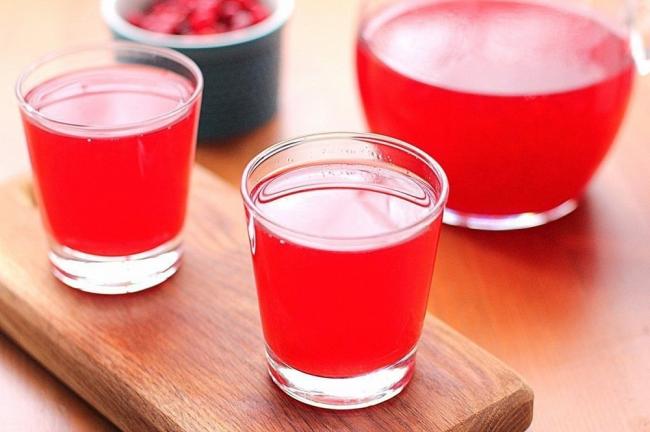 Кисель из сушеного кизила Два стакана с киселем