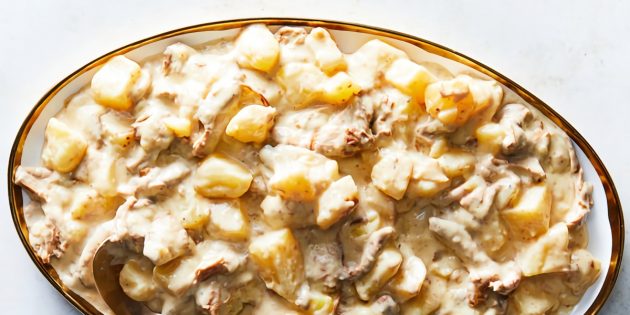 Жареный картофель с лисичками в сливочном соусе