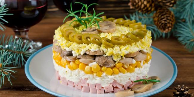 Слоеный салат с ветчиной и грибами - Лайфхакер