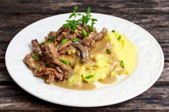 Со взбитыми огурцами и сухарями. 4 вариации на тему мяса по-строгановски | Мировая кухня | Аргументы и факты.