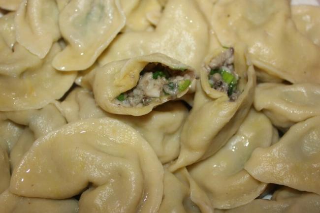 Пельмени с вешенками и зеленым луком.