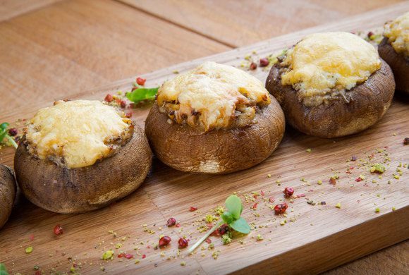 Шампиньоны в духовке целиком фаршированные с сыром