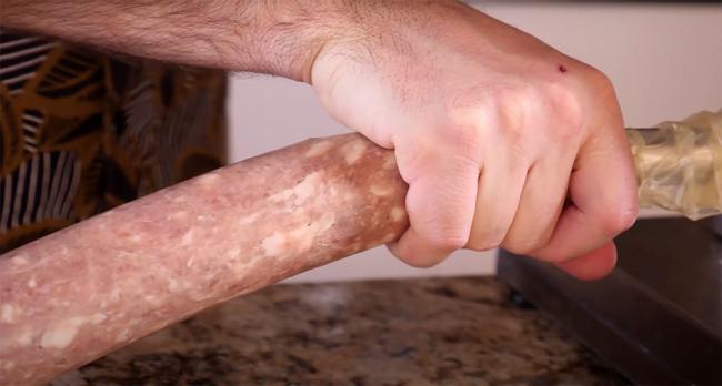 Наполнение оболочки фаршем для сервелата Фарш для сервелата и оболочка