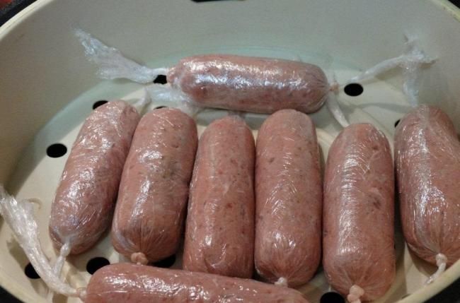 Свернутые колбаски в пищевой пленке Фарш в пищевой пленке