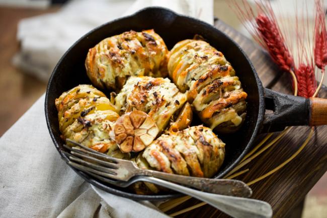 Картофель, фаршированный сыром и грибами