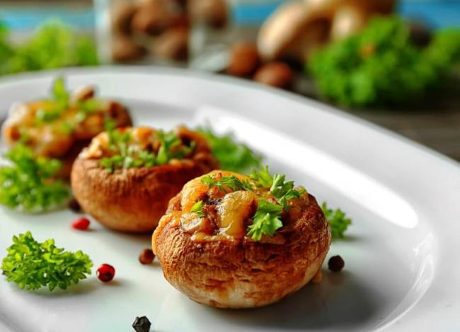 Фаршированные грибы с сыром в духовке, рецепты с курицей, фаршем, чесноком, ветчиной