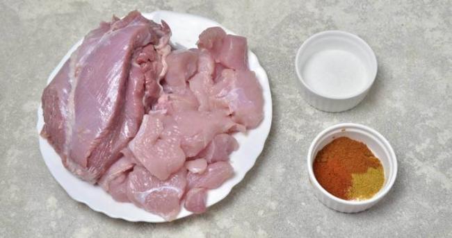 Ингредиенты для приготовления ветчины в ветчиннице Филе индейки, соль и специи