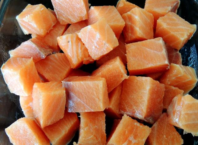 Филе кеты нарезанная крупными кубиками филе крупными кубиками