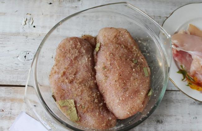 Куриное филе засаливается  Куриное филе в соли и специях