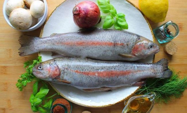 Ингредиенты для приготовления форели с грибами на мангале Форель, грибы, лимон, масло, специи