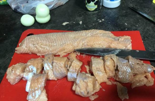 Ингредиенты для приготовления шашлычков из форели в духовке Форель, лук, сметана