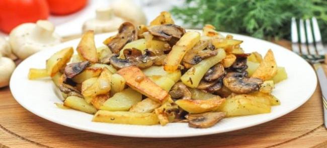 Жареный картофель с грибами и чесноком