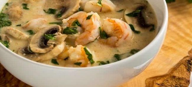 Сырный суп с креветками и грибами