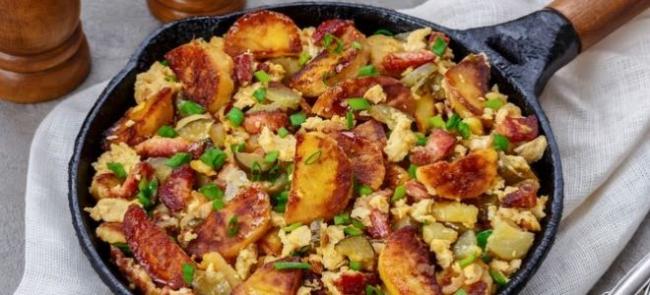 Жареный картофель с грибами и беконом