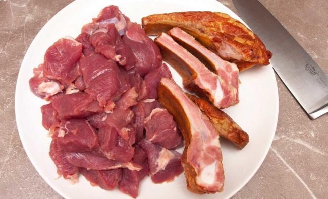 Нарезанная кусочками говядина и копчёные рёбра для солянки Говядина и копчёные рёбра